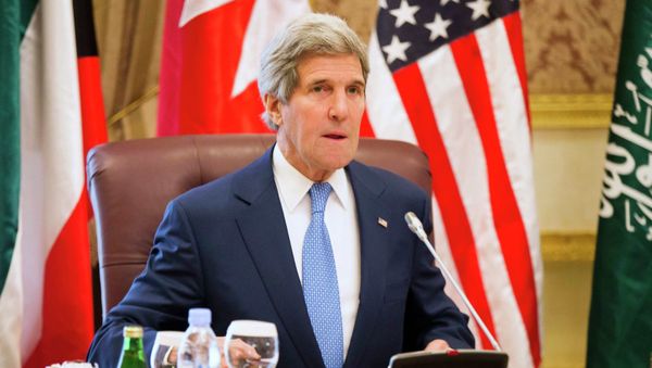 U.S. Secretary of State John Kerry at Riyadh Air Base March 5, 2015 U.S. Secretary of State John Kerry at Riyadh Air Base March 5, 2015 - Sputnik Mundo