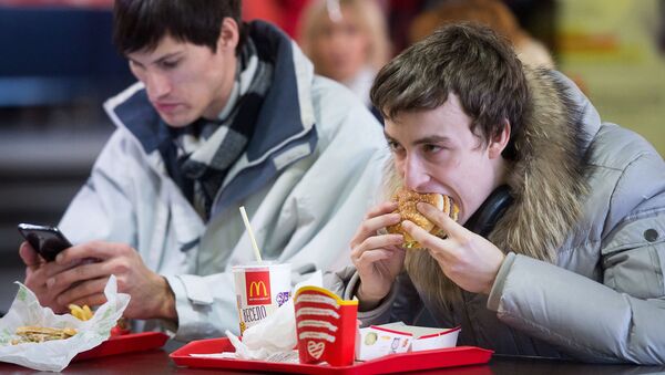 Exmédico jefe ruso acusa a Coca-Cola y McDonald’s de librar una guerra contra Rusia - Sputnik Mundo