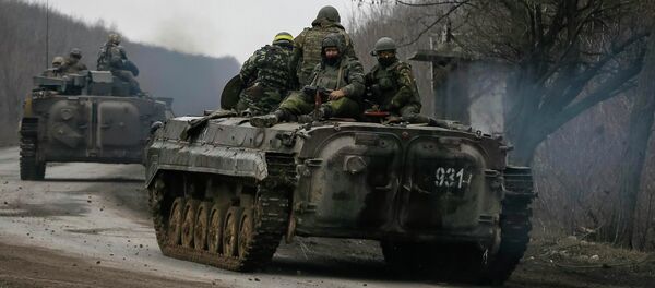 Members of the Ukrainian armed forces ride on armoured personnel carriers near Artemivsk, eastern Ukraine, March 3, 2015 Members of the Ukrainian armed forces ride on armoured personnel carriers near Artemivsk, eastern Ukraine, March 3, 2015 - Sputnik Mundo