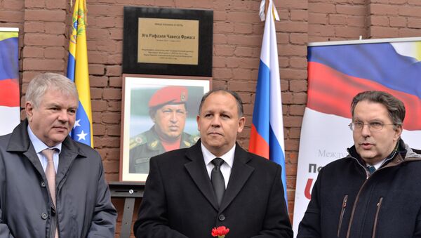 Alexei Meshkov, viceministro de Asuntos Exteriores de Rusia, Juan Vicente Paredes Torrealba, el embajador de la República Bolivariana de Venezuela en Rusia, Alexandr Schetínin, director del Departamento Latinoamericano del Ministerio de Relaciones Exteriores de la Federación Rusa en un acto en homenaje a Hugo Chávez en Moscú - Sputnik Mundo