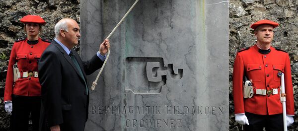 A man rings the Church bell between two Basque police officers remembering people died in Guernica, northern Spain, on the anniversary of the attack, April 26, 2012 A man rings the Church bell between two Basque police officers remembering people died in Guernica, northern Spain, on the anniversary of the attack, April 26, 2012 - Sputnik Mundo