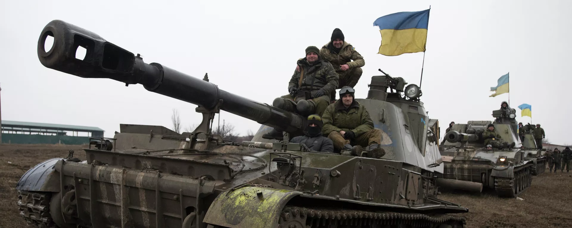 Ukrainian servicemen ride atop armored vehicles on the outskirts of Donetsk, Ukraine, Wednesday, March 4, 2015 Ukrainian servicemen ride atop armored vehicles on the outskirts of Donetsk, Ukraine, Wednesday, March 4, 2015 - Sputnik Mundo, 1920, 21.02.2022