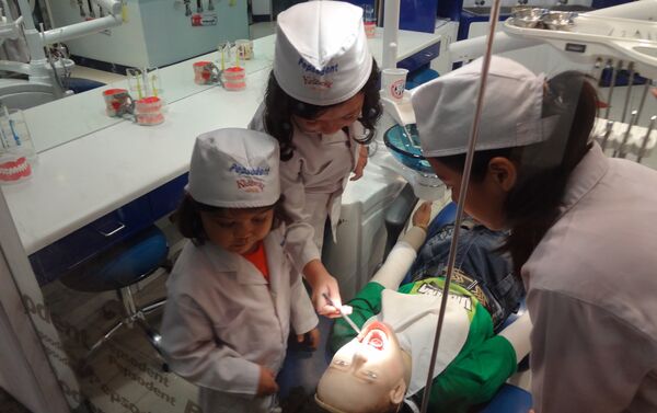 Niños se prueban en diversas profesiones en centro de recreación e instrucción KidZania Niños se prueban en diversas profesiones en centro de recreación e instrucción KidZania - Sputnik Mundo