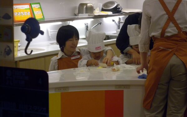 Niños se prueban en diversas profesiones en centro de recreación e instrucción KidZania Niños se prueban en diversas profesiones en centro de recreación e instrucción KidZania - Sputnik Mundo