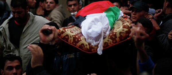 Mourners carry the body of Palestinian fisherman Tawfiq Abu Reyala, 34, whom medics said was killed by Israeli navy, during his funeral at Shatti refugee camp in Gaza City March 7, 2015. - Sputnik Mundo