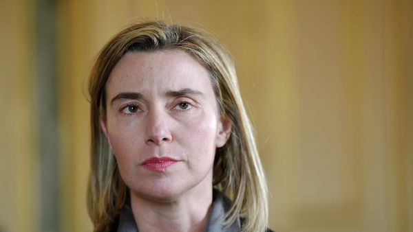 EU foreign affairs head Federica Mogherini speaks with journalists after a working meeting at the Foreign Affairs Ministry in Paris on March 7, 2015. EU foreign affairs head Federica Mogherini speaks with journalists after a working meeting at the Foreign Affairs Ministry in Paris on March 7, 2015. - Sputnik Mundo