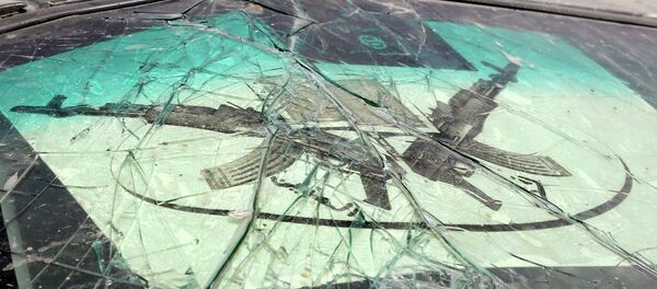 El logotipo del grupo yihadista Boko Haram en el parabrisas agrietado de un vehículo blindado en Gambaru - Sputnik Mundo