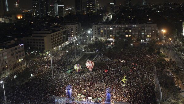 Israelis gather at Rabin Square during a rally against the government of Israeli Prime Minister Benjamin Netanyahu, in Tel Aviv - Sputnik Mundo