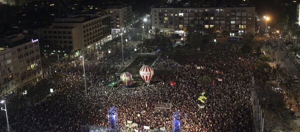 Israelis gather at Rabin Square during a rally against the government of Israeli Prime Minister Benjamin Netanyahu, in Tel Aviv Israelis gather at Rabin Square during a rally against the government of Israeli Prime Minister Benjamin Netanyahu, in Tel Aviv - Sputnik Mundo