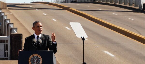 U.S. President Barack Obama speaks at the foot of the Edmund Pettus Bridge in Selma, Alabama - Sputnik Mundo