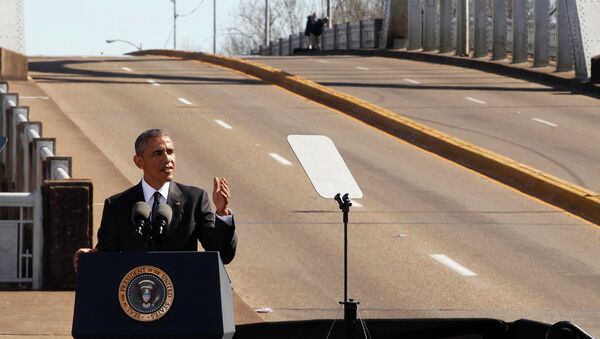 U.S. President Barack Obama speaks at the foot of the Edmund Pettus Bridge in Selma, Alabama U.S. President Barack Obama speaks at the foot of the Edmund Pettus Bridge in Selma, Alabama - Sputnik Mundo