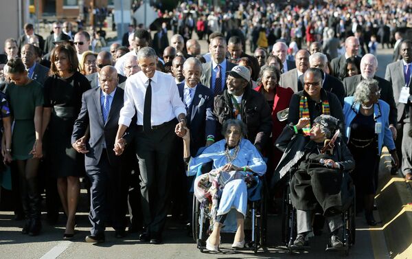 El presidente estadounidense, Barack Obama, participa en una marcha con los veteranos del movimiento de derechos civiles a través del puente Edmund Pettus en Selma El presidente estadounidense, Barack Obama, participa en una marcha con los veteranos del movimiento de derechos civiles a través del puente Edmund Pettus en Selma - Sputnik Mundo