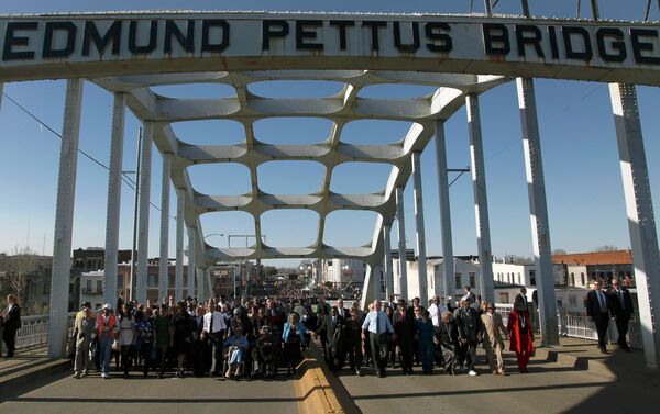Una marcha cruza el puente Edmund Pettus Una marcha cruza el puente Edmund Pettus - Sputnik Mundo