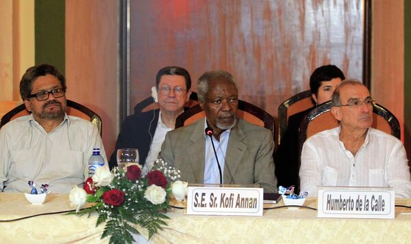 De izquierda a derecha: principal negociador del FARC, Iván Márquez, ex secretario general de la ONU, Kofi Annan, y representante del Gobierno colombiano, Humberto de la Calle  - Sputnik Mundo