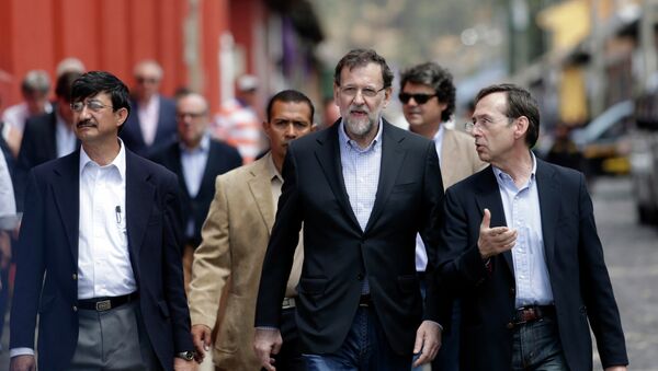 Spain's Prime Minister Mariano Rajoy (C) with Secretary General for International Development Cooperation Gonzalo Robles (R) in Antigua, Guatemala March 8, 2015 - Sputnik Mundo