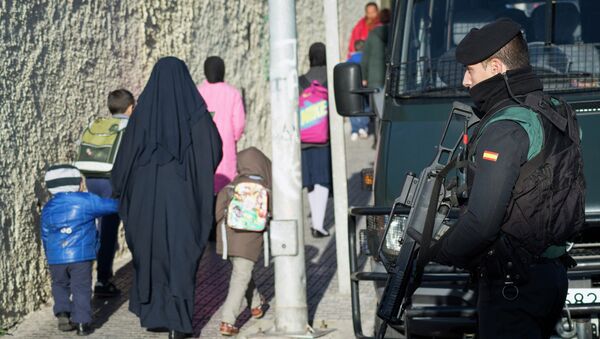 A Spanish civil guard in Spain's North African enclave Melilla, February 24, 2015 - Sputnik Mundo