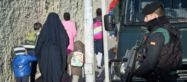 A Spanish civil guard in Spain's North African enclave Melilla, February 24, 2015 - Sputnik Mundo