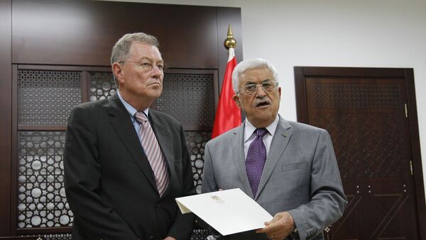 Palestinian President Mahmoud Abbas (R) meets with Robert Serry, UN Secretary General Ban Ki-moon's envoy to the Middle East, in the west Bank city of Ramallah, on July 13, 2014. - Sputnik Mundo