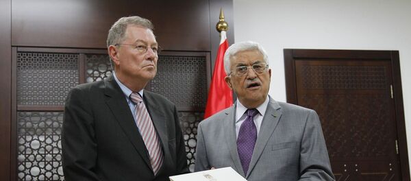 Palestinian President Mahmoud Abbas (R) meets with Robert Serry, UN Secretary General Ban Ki-moon's envoy to the Middle East, in the west Bank city of Ramallah, on July 13, 2014. - Sputnik Mundo