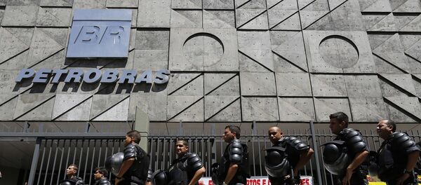 Riot police officers stand guard during a protest of metallurgical union workers demanding better labor conditions and against layoffs at the state-run oil company Petrobras, in Rio de Janeiro - Sputnik Mundo