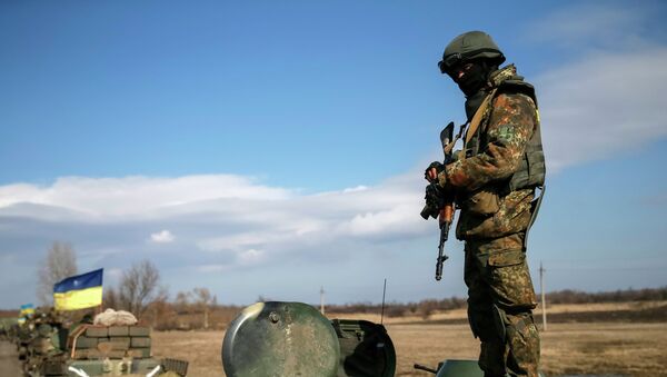 A convoy of Ukrainian armed forces pull back from the Debaltseve region, in Blagodatne - Sputnik Mundo