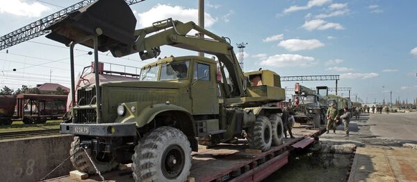 Украинские военные вывозят технику из Крыма - Sputnik Mundo