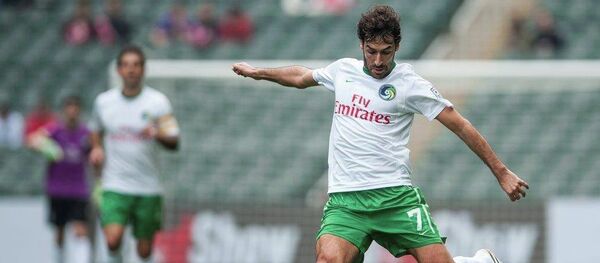 Raúl taking a shot at goal at the Lunar New Year Cup at Hong Kong Stadium v. South China FC - Sputnik Mundo