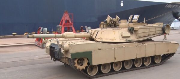 Militares de EEUU descargan tanques Abrams y blindados M2A3 Bradley en el puerto de Riga - Sputnik Mundo