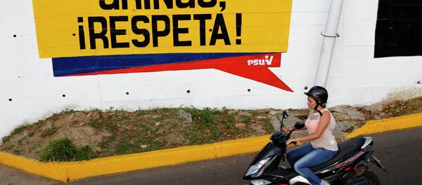 Un graffiti 'Gringo, respect us!' en Caracas - Sputnik Mundo