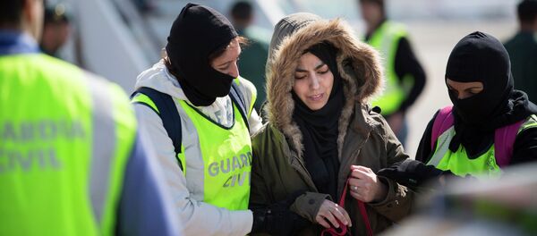 Spanish Civil Guards escorts a Moroccan woman, named as Samira Yerou in a ministry statement, at Barcelona's airport, March 7, 2015 - Sputnik Mundo