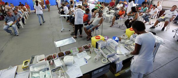Pacientes con síntomas del dengue en un centro médico de Rio Claro (archivo) Pacientes con síntomas del dengue en un centro médico de Rio Claro (archivo) - Sputnik Mundo