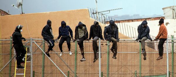 Inmigrantes ilegales en Melilla Inmigrantes ilegales en Melilla - Sputnik Mundo
