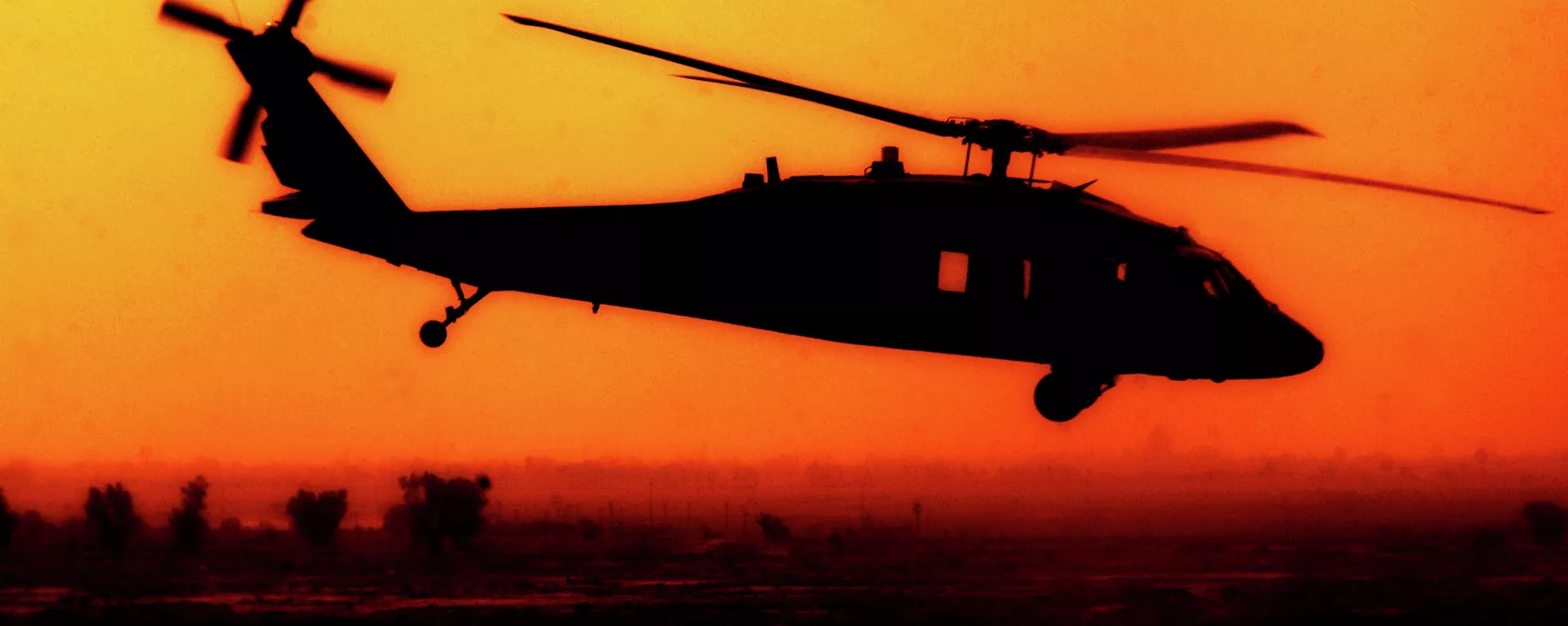 A U.S. Army UH-60 Black Hawk helicopter from Charlie Company, 227th Aviation Regiment flies over Baghdad, Iraq, Oct. 9, 2007 A U.S. Army UH-60 Black Hawk helicopter from Charlie Company, 227th Aviation Regiment flies over Baghdad, Iraq, Oct. 9, 2007 - Sputnik Mundo, 1920, 23.08.2021
