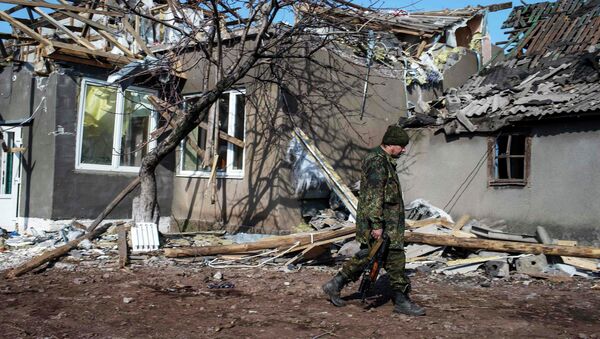 A pro-Russian rebel on a front line outside the village of Molochnoye, north-east from Donetsk, March 8, 2015 A pro-Russian rebel on a front line outside the village of Molochnoye, north-east from Donetsk, March 8, 2015 - Sputnik Mundo