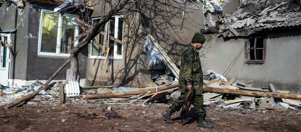 A pro-Russian rebel on a front line outside the village of Molochnoye, north-east from Donetsk, March 8, 2015 - Sputnik Mundo