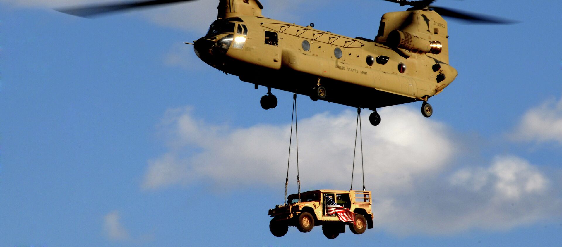 U.S. Army Chinook Helicopter makes its landing approach American Humvee - Sputnik Mundo, 1920, 31.07.2020