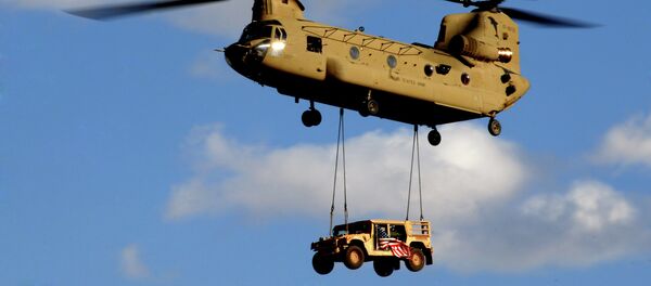 U.S. Army Chinook Helicopter makes its landing approach American Humvee - Sputnik Mundo