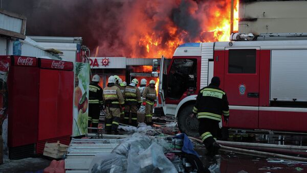 Firefighters extinguish a fire at a shopping mall in Kazan - Sputnik Mundo