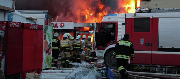 Firefighters extinguish a fire at a shopping mall in Kazan - Sputnik Mundo