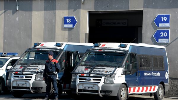 Catalan policemen stand in front a warehouse at the Mercabarna central fish market in Barcelona during a police operation on March 10, 2015. - Sputnik Mundo