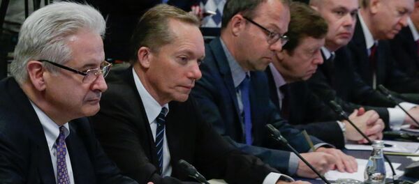 Emmanuel Quidet (izda.), presidente de la Cámara Franco-Rusa de Comercio, durante un encuentro de hombres de negocios de diferentes países con el jefe del Parlamento ruso - Sputnik Mundo