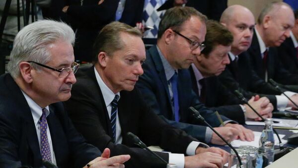 Emmanuel Quidet (izda.), presidente de la Cámara Franco-Rusa de Comercio, durante un encuentro de hombres de negocios de diferentes países con el jefe del Parlamento ruso Emmanuel Quidet (izda.), presidente de la Cámara Franco-Rusa de Comercio, durante un encuentro de hombres de negocios de diferentes países con el jefe del Parlamento ruso - Sputnik Mundo