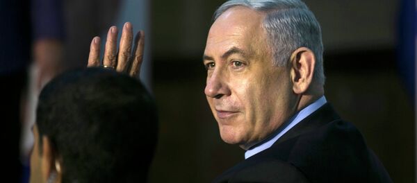 Israel's Prime Minister Benjamin Netanyahu waves to supporters of his Likud party as he campaigns in Netanya, north of Tel Aviv March 11, 2015.  - Sputnik Mundo