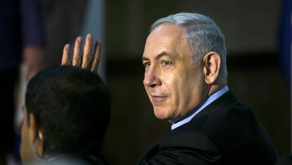 Israel's Prime Minister Benjamin Netanyahu waves to supporters of his Likud party as he campaigns in Netanya, north of Tel Aviv March 11, 2015. - Sputnik Mundo