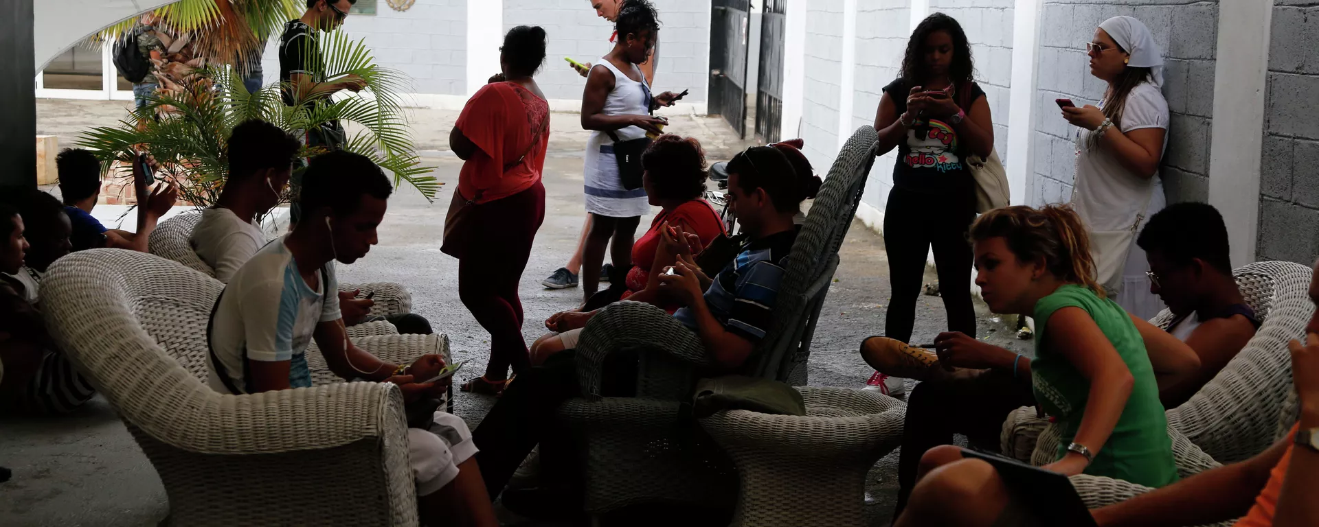 People use a free Wi-Fi network at a center run by famed artist Kcho, in Havana, Cuba, Wednesday, March 11, 2015.  - Sputnik Mundo, 1920, 11.08.2021