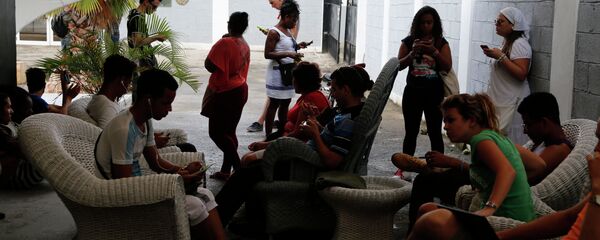 Los cubanos usan internet conección - Sputnik Mundo