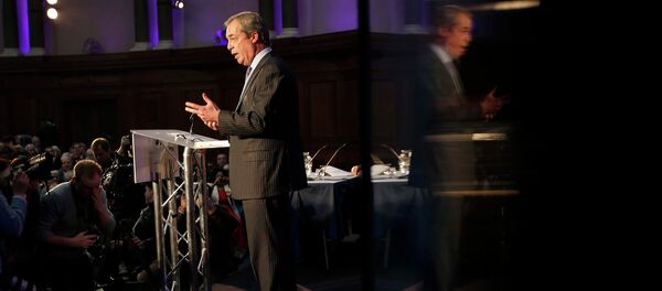 Leader of the United Kingdom Independent Party (UKIP), Nigel Farage announces the party's policy on immigration - Sputnik Mundo