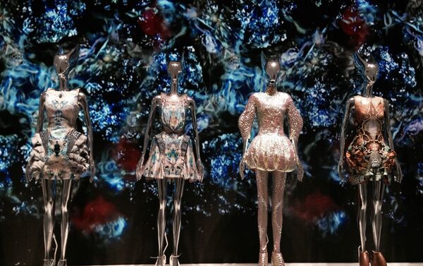 Сolección de ropa en exposición  'Belleza Salvaje' - Sputnik Mundo