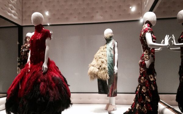 Сolección de ropa en exposición  'Belleza Salvaje' - Sputnik Mundo