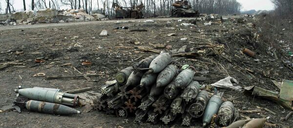 Ammunition lie on a road in the village of Chornukhyne near the town of Debaltseve - Sputnik Mundo